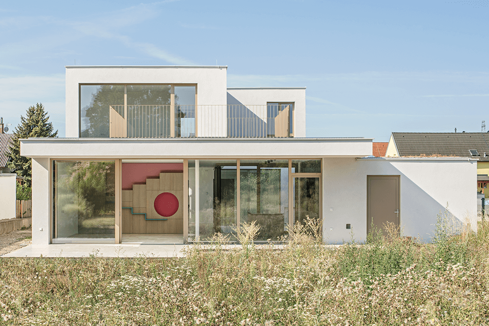 Modernes Architektenhaus mit integrierten Rückzugsorten für Haustiere um das Wohnen mit Tieren zu unterstützen