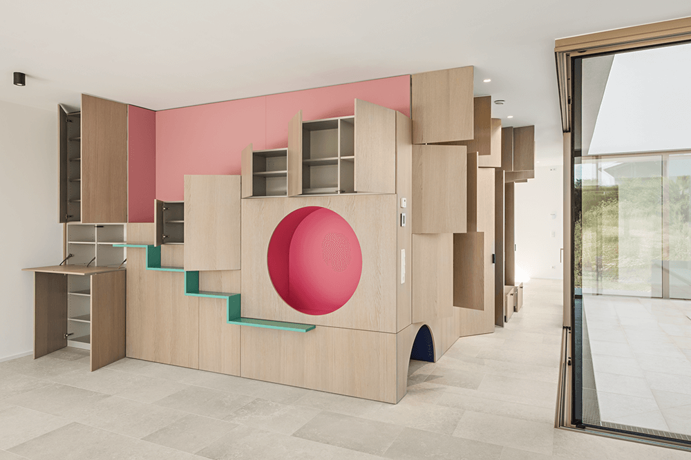 Wohnwand vom Architekten für das Wohnen mit Tieren mit geöffnetem Stauraum