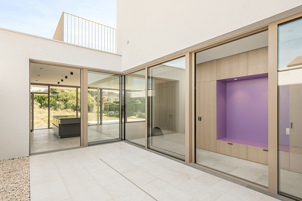 Sicheres Atrium mit Hundeklappe vom Architekten