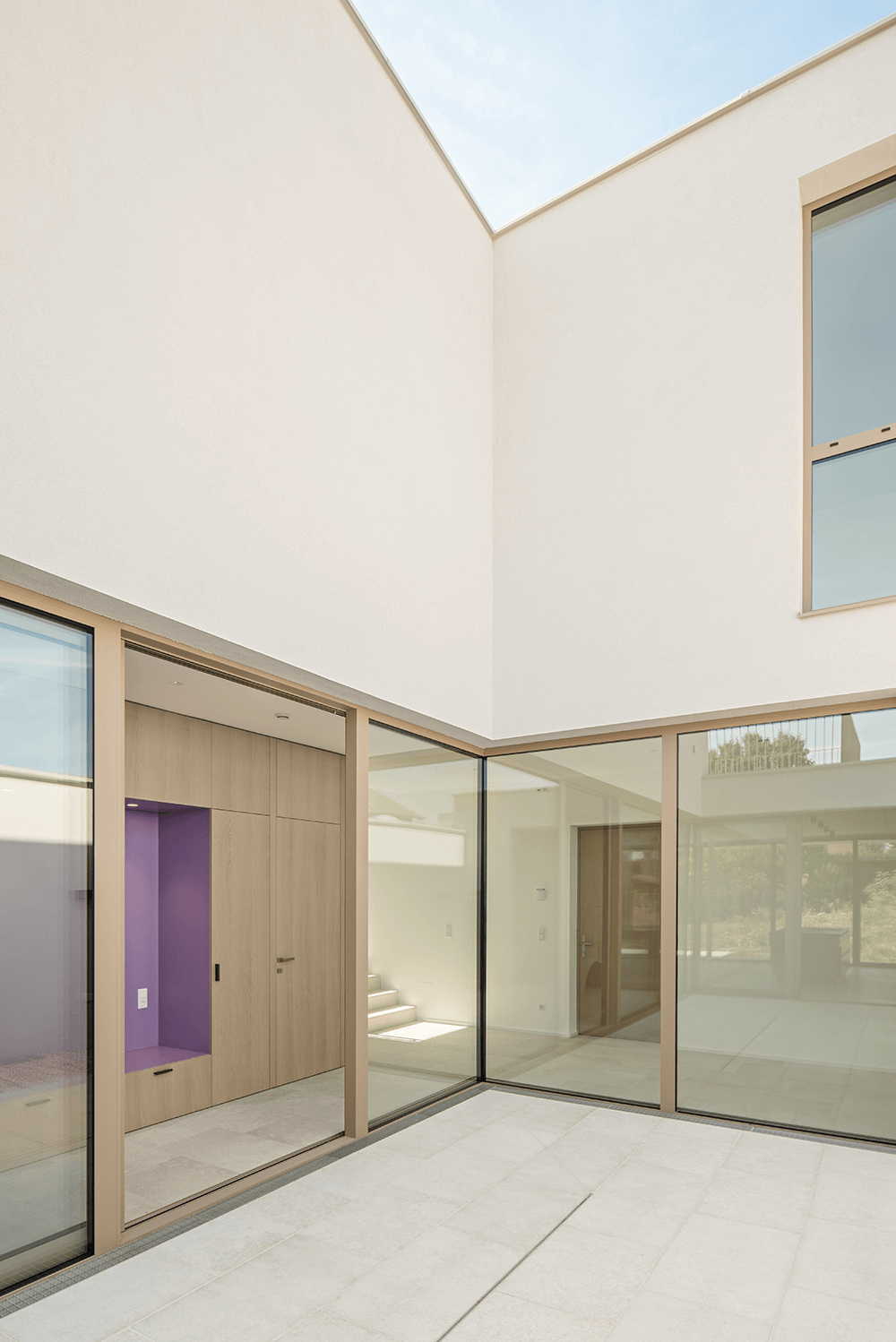 Sicheres Atrium mit Hundeklappe vom Architekten für kompaktes und gemeinsames Zusammenleben