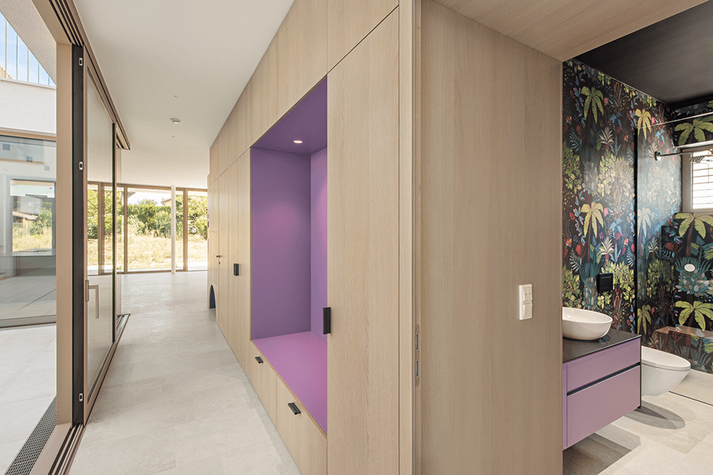 Minimalistisches Hausdesign vom Architekten für das Wohnen mit Tieren