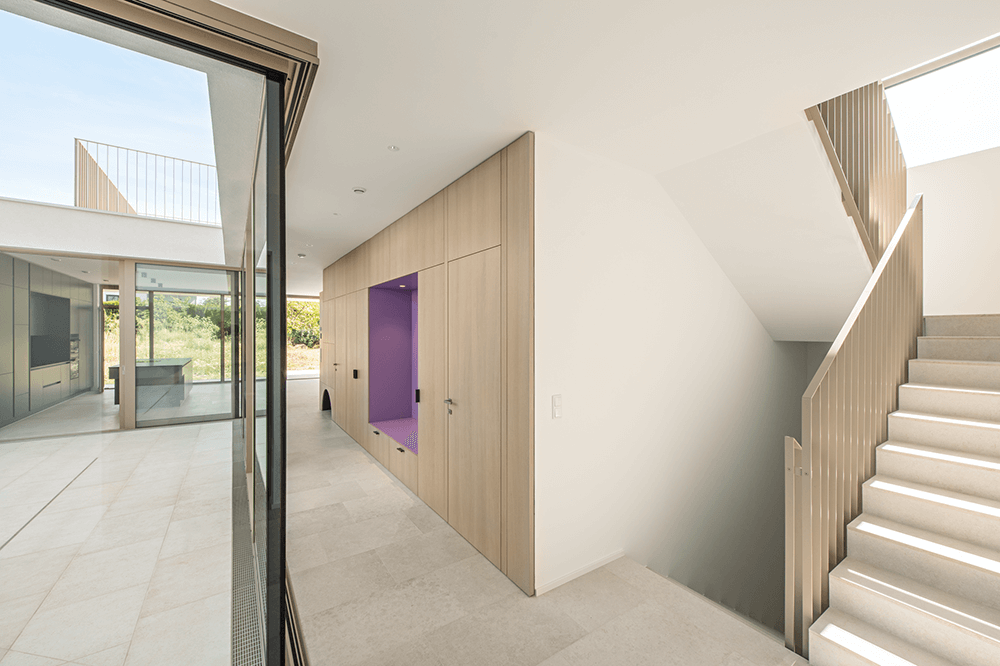 Minimalistisches Hausdesign vom Architekten für das Wohnen mit Tieren
