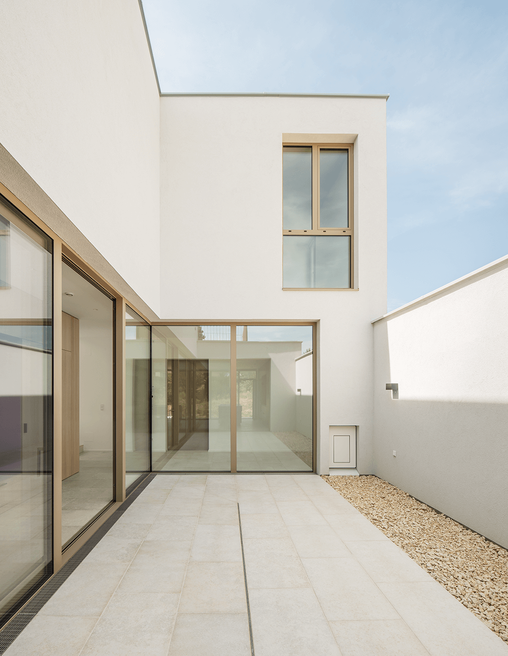Sicheres Atrium mit Hundeklappe vom Architekten