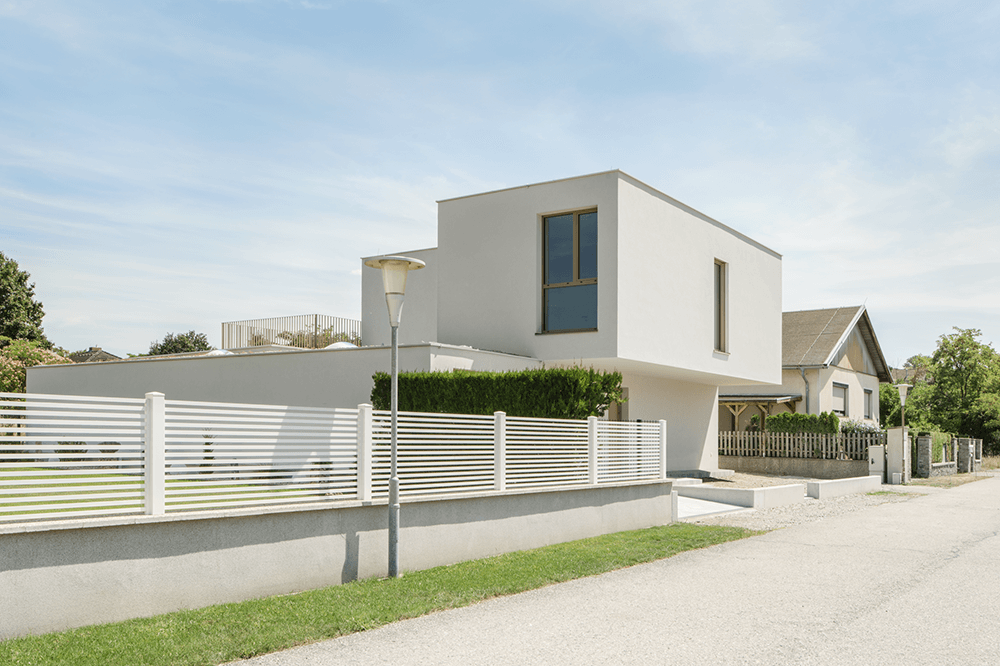 Minimalistisches Haus von außen vom Architekten für das Wohnen mit Tieren