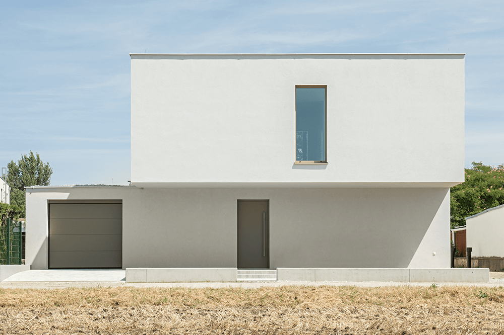 Minimalistisches Haus von außen vom Architekten für das Wohnen mit Tieren