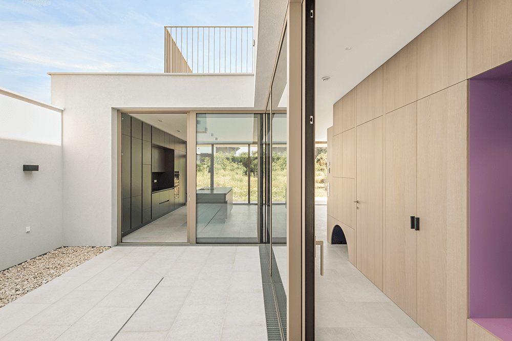 Minimalistisches Haus vom Architekten für das Wohnen mit Tieren