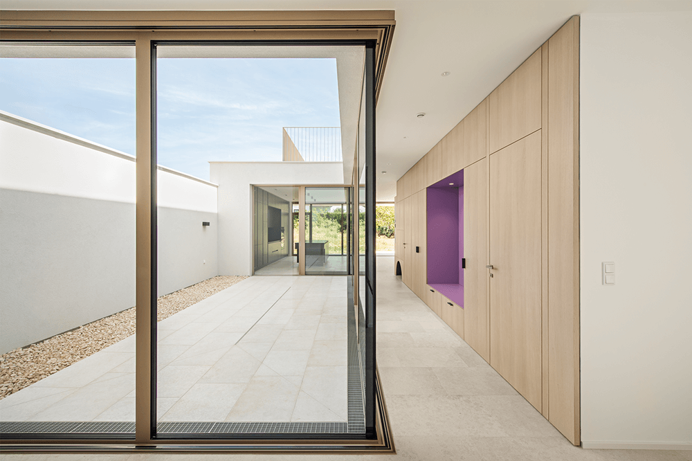 Minimalistisches Haus vom Architekten für das Wohnen mit Tieren