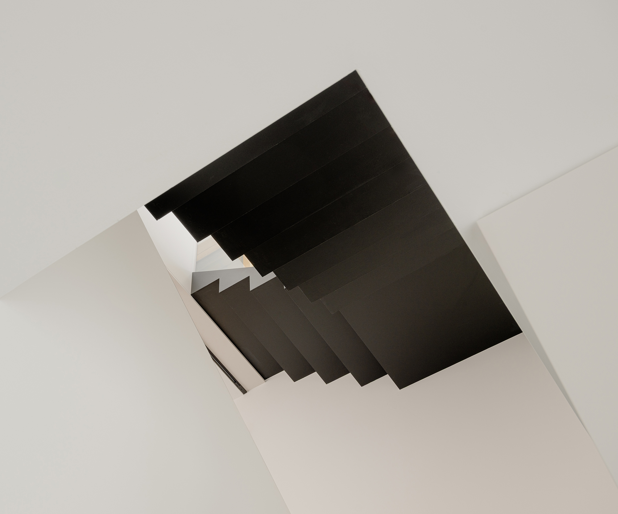 Blick von unten auf die Treppen im Treppenhaus