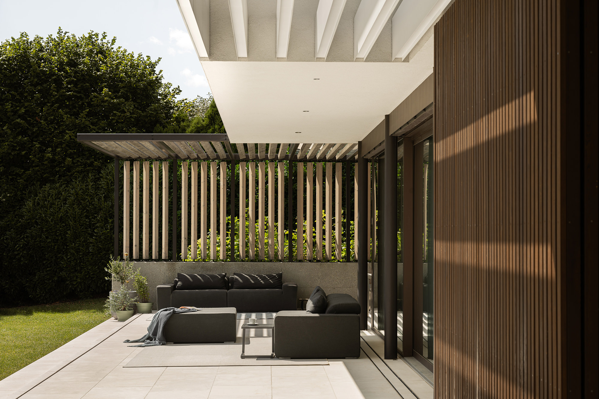 Zweiter überdachter Loungebereich direkt neben der Fassade auf der Terrasse