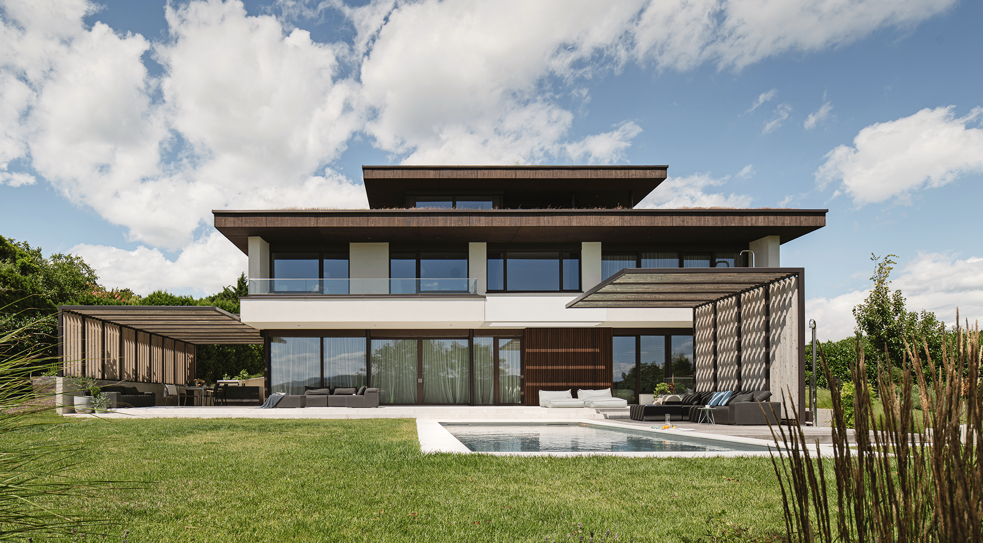 Sicht auf die Villa vom Garten aus bei Tag