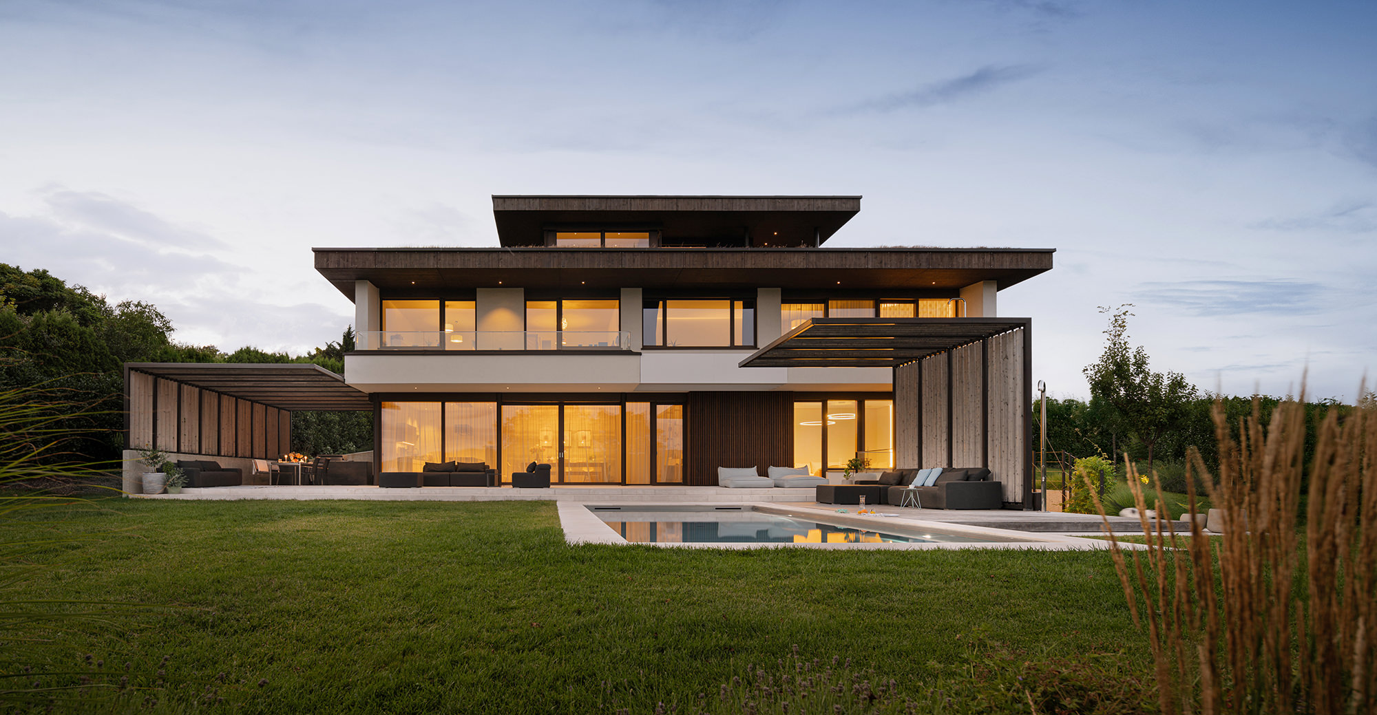 Sicht auf die Villa vom Garten aus bei Abenddämmerung
