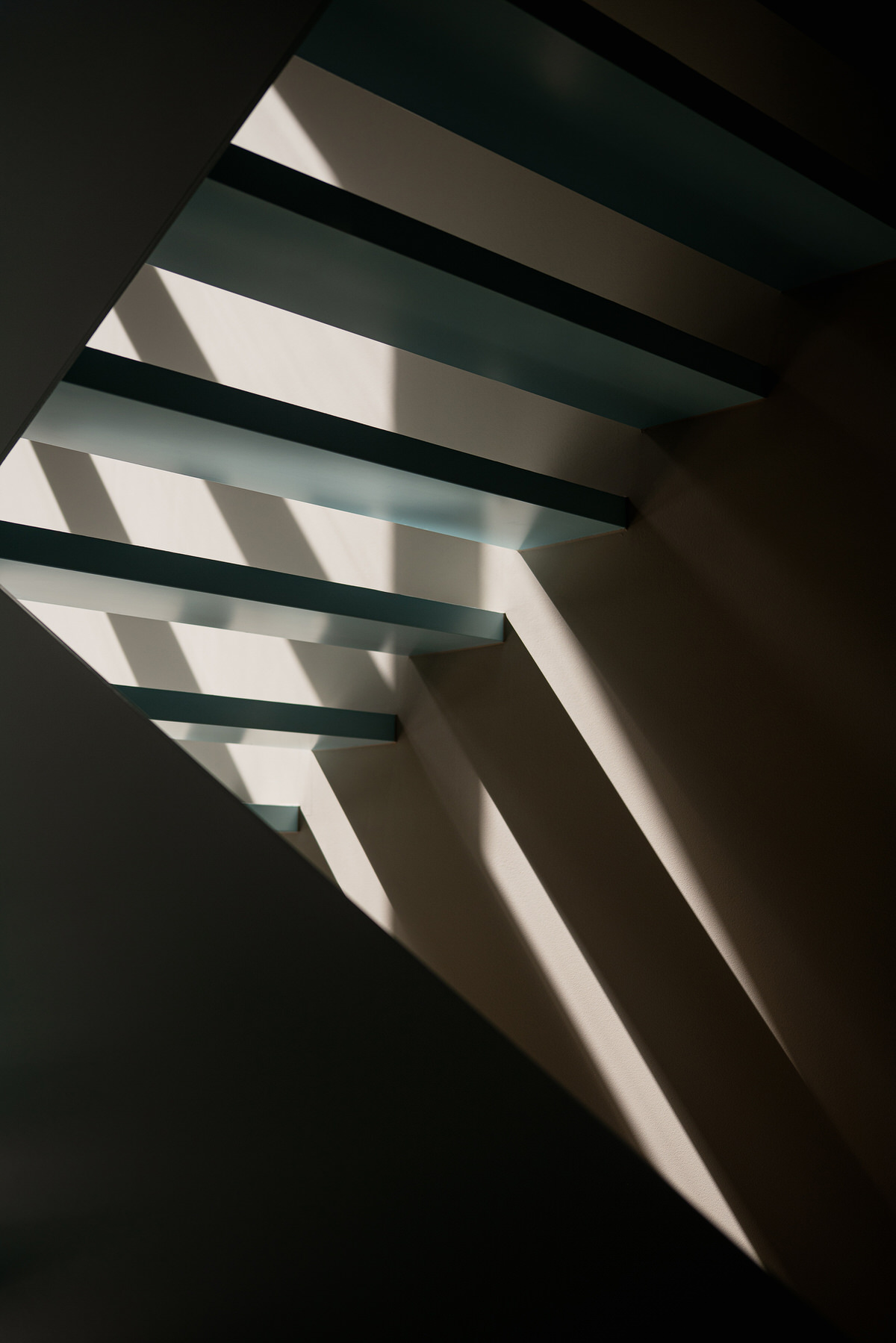 Nahaufnahme der Lichtdurchfluteten Treppen.