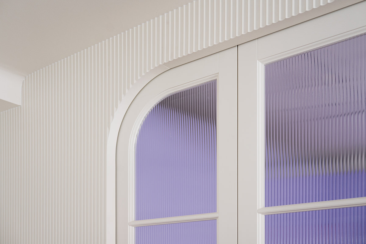 Abgerundeter Durchgang zur Küche. Die Schiebetüre ist geschlossen.