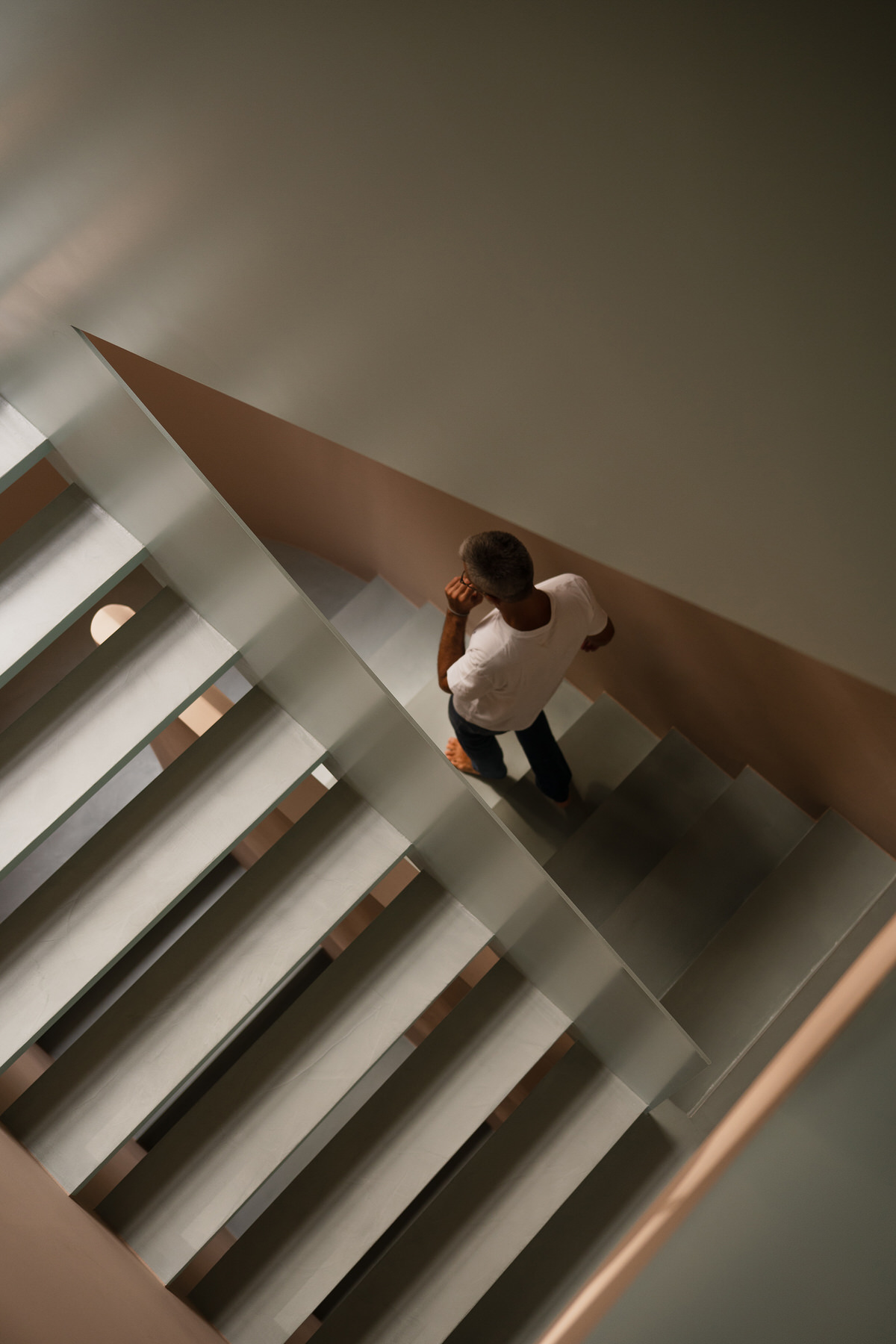 Ein Mann geht die Treppen hinunter.