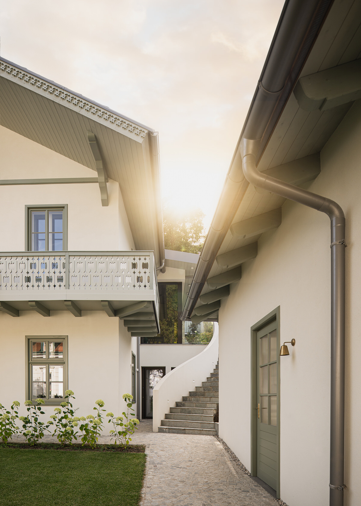 Gepflegter Vorgarten des Hauses mit einem weiteren Gebäude links.