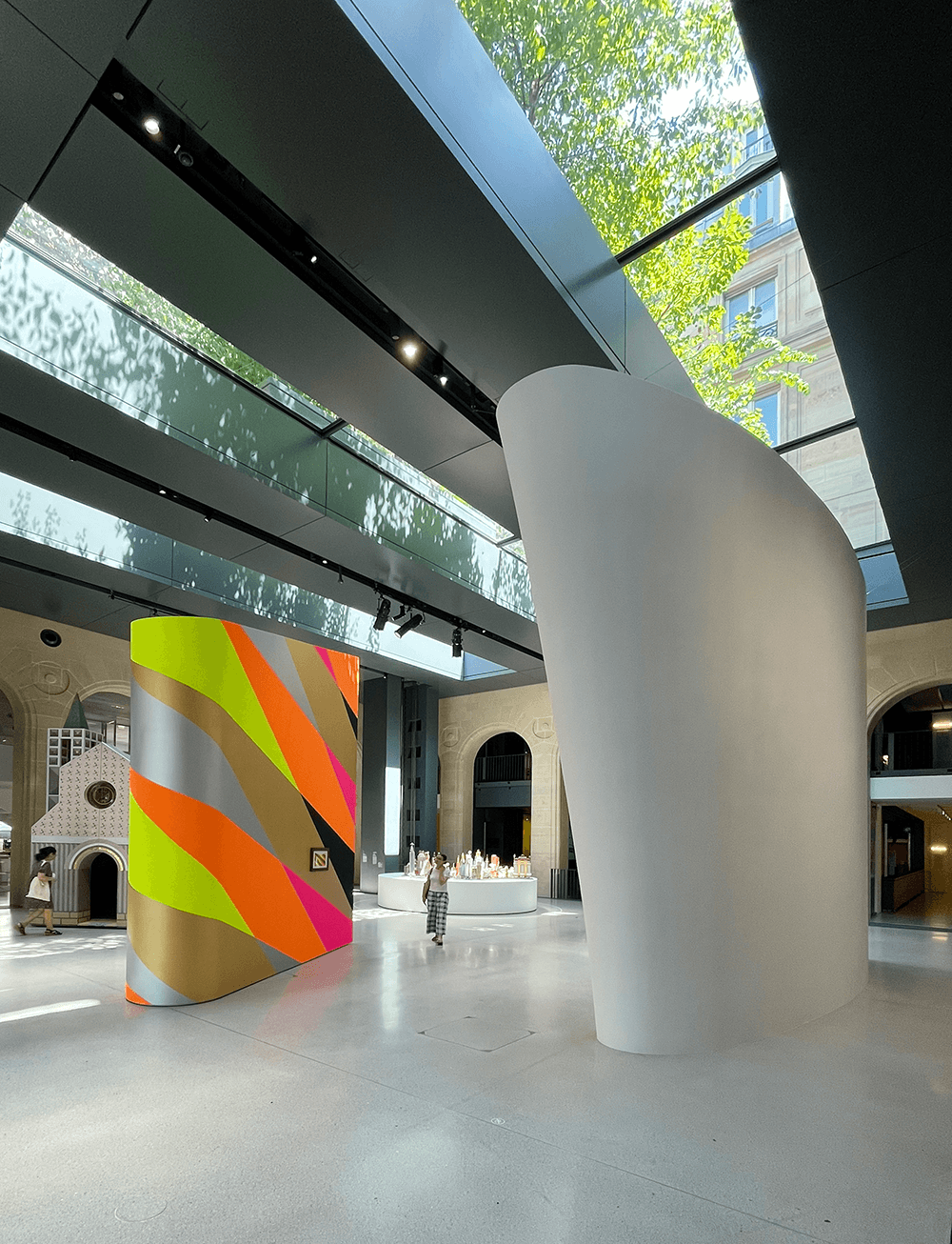 Innenraum der Fondation Cartier mit variablen Ausstellungsebenen und moderner Architektur