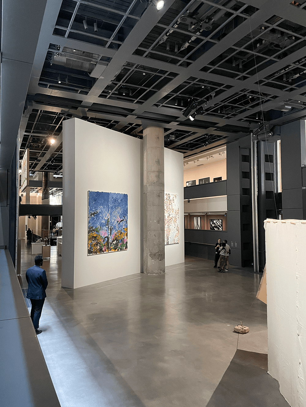 Ausstellungsräume aus mobilen Ebenen, deren Höhe und Anordnung an die jeweilige Ausstellung angepasst werden können.