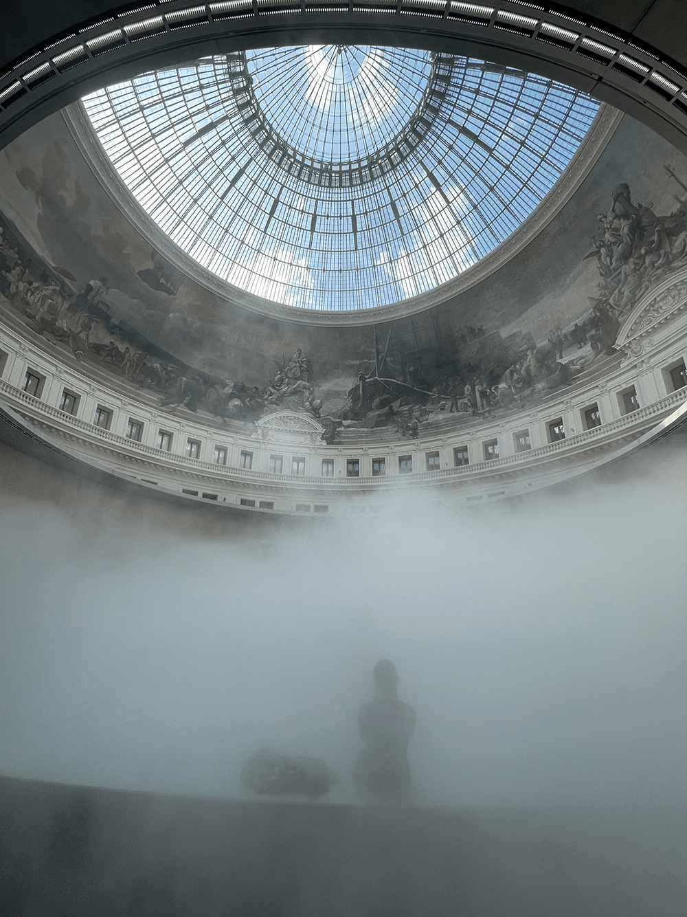 Weiße Nebelinstallation „Cloud #07156“ in der Rotunde der Bourse de Commerce