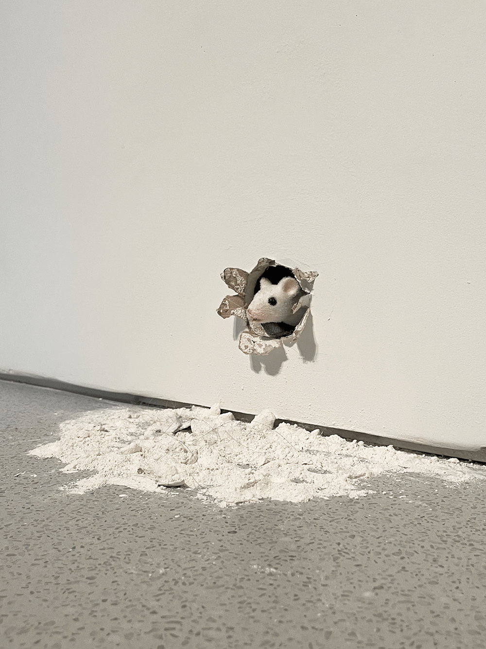 Animatronische weiße Maus als Kunstinstallation in der Bourse de Commerce
