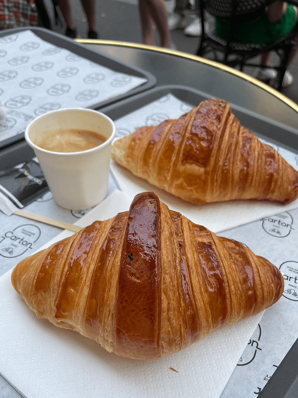 Goldbraunes Buttercroissant aus der Bäckerei Carton Paris
