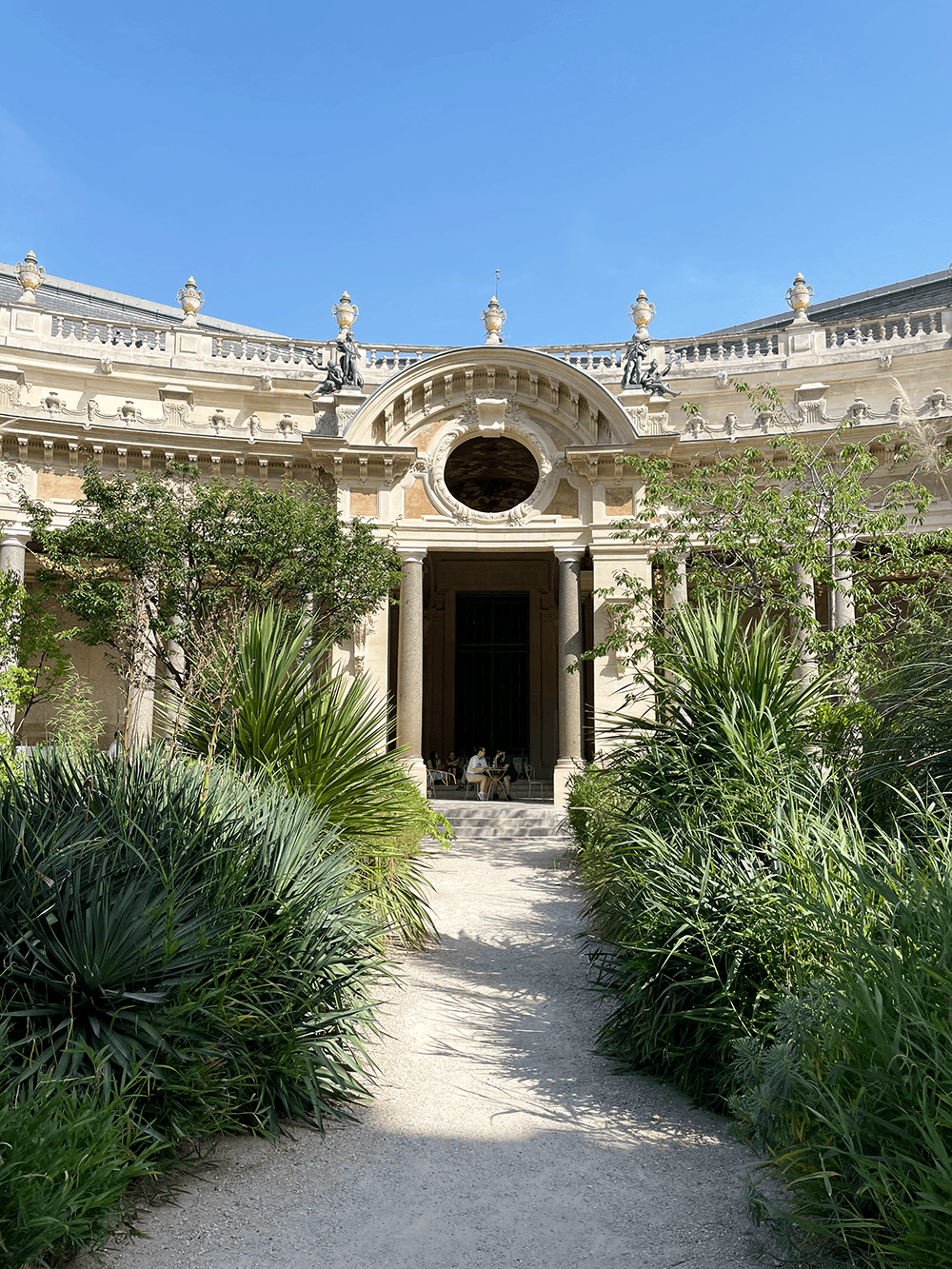 Innenhof oder Architektur des Petit Palais in Paris mit schattigen Kolonnaden