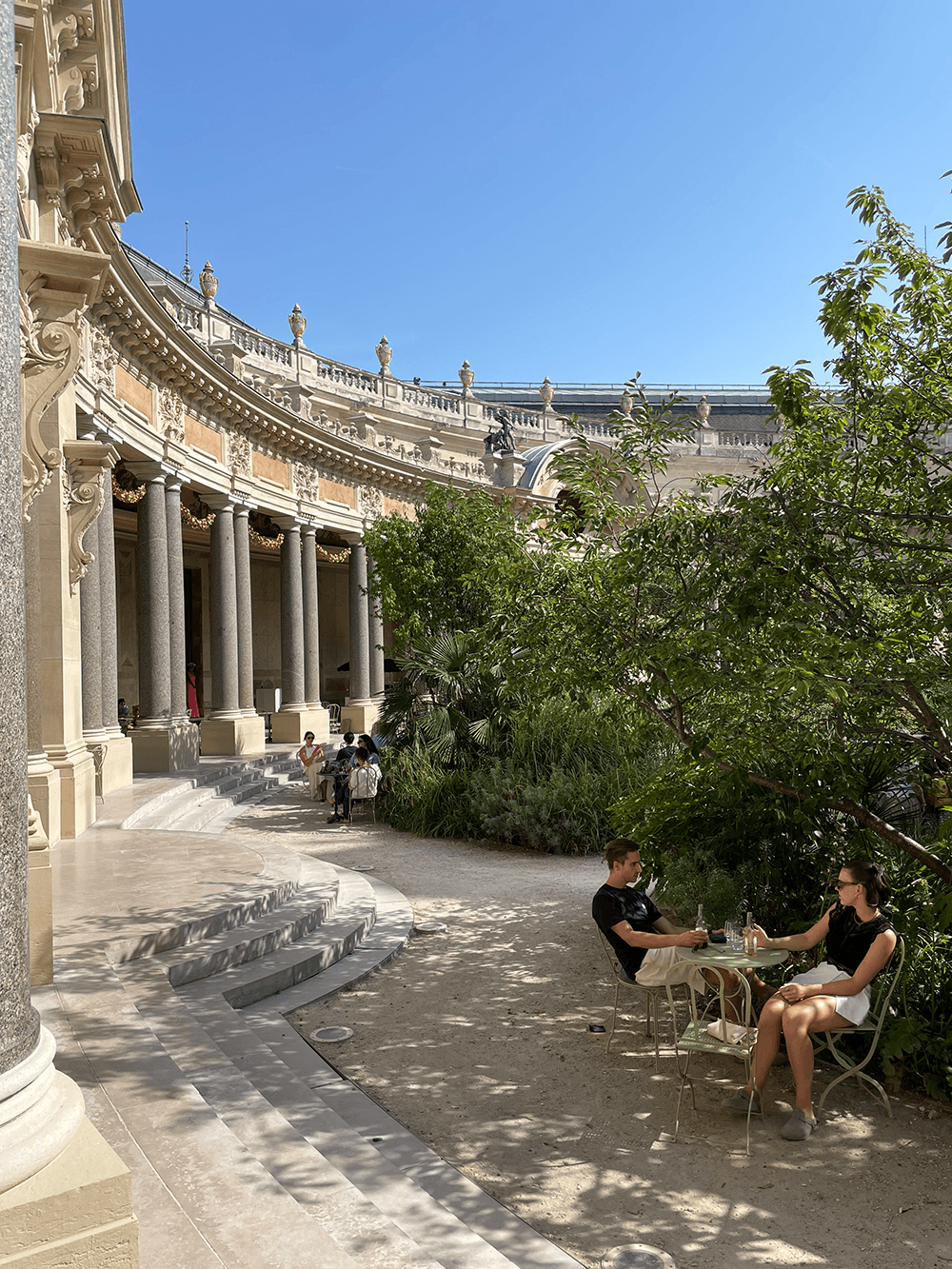 Innenhof oder Architektur des Petit Palais in Paris mit schattigen Kolonnaden
