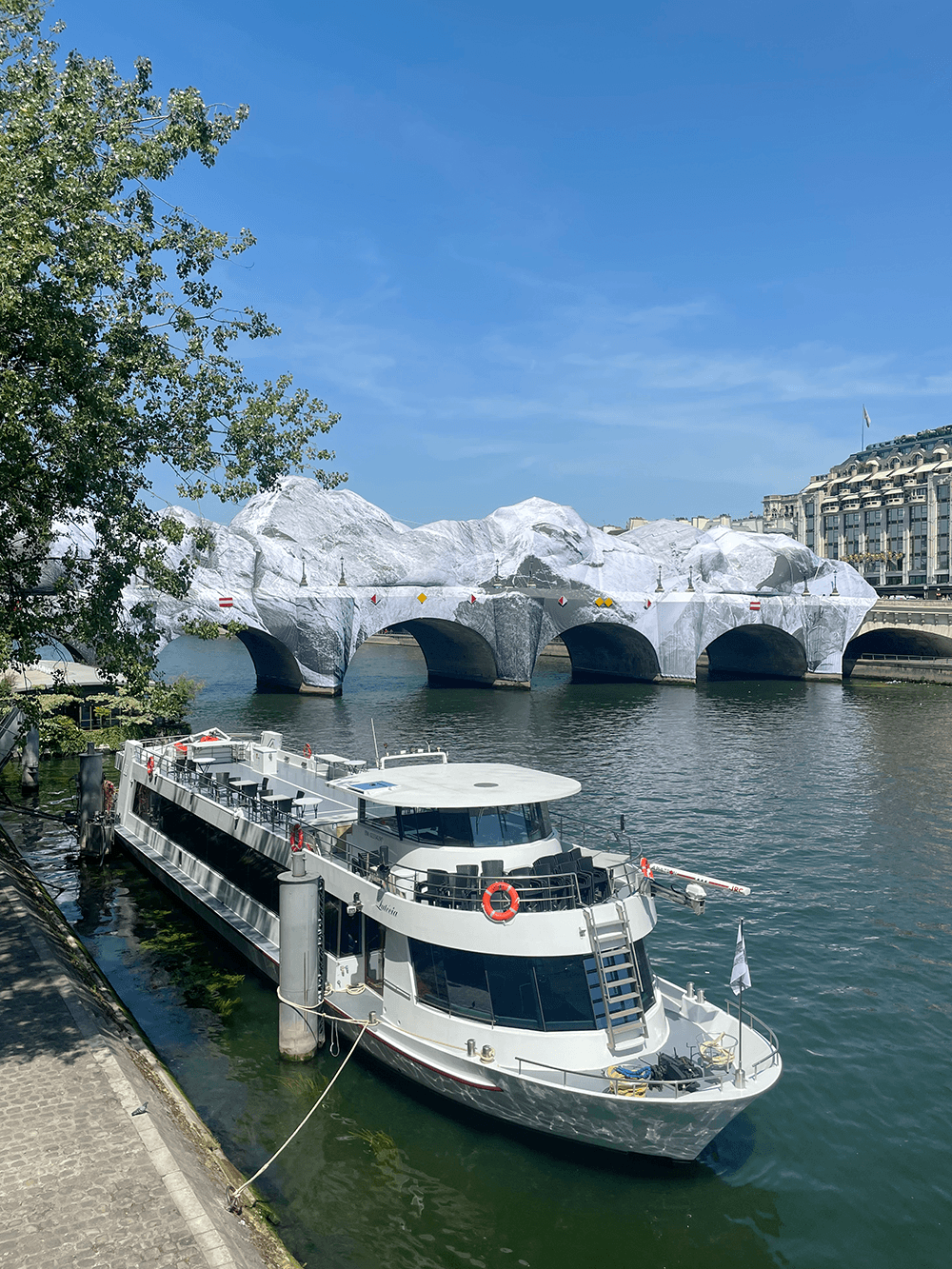 Pont Neuf mit begehbarer Kunstinstallation von JR in Paris