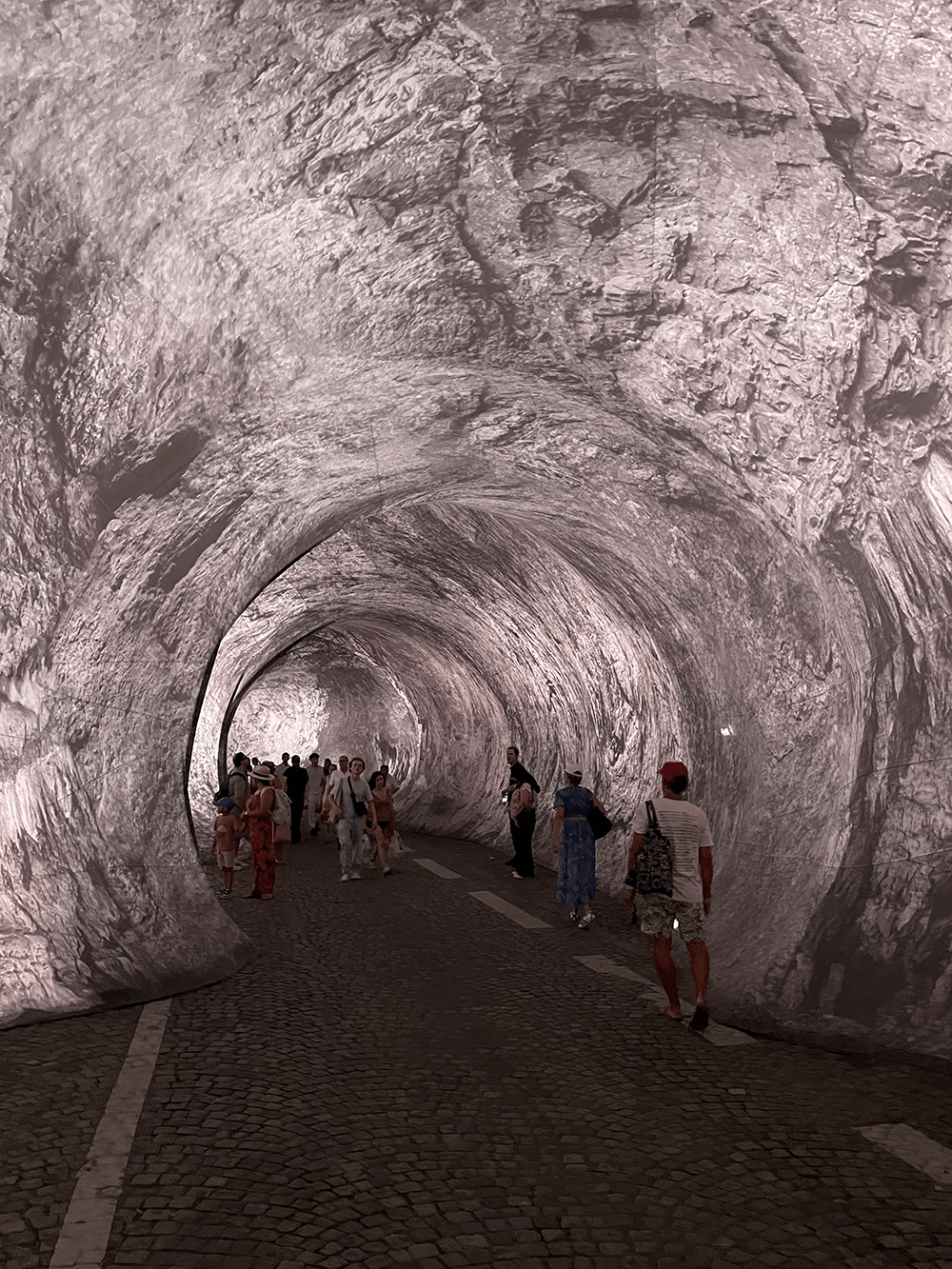 Besucherinnen und Besucher auf der Kunstinstallation am Pont Neuf