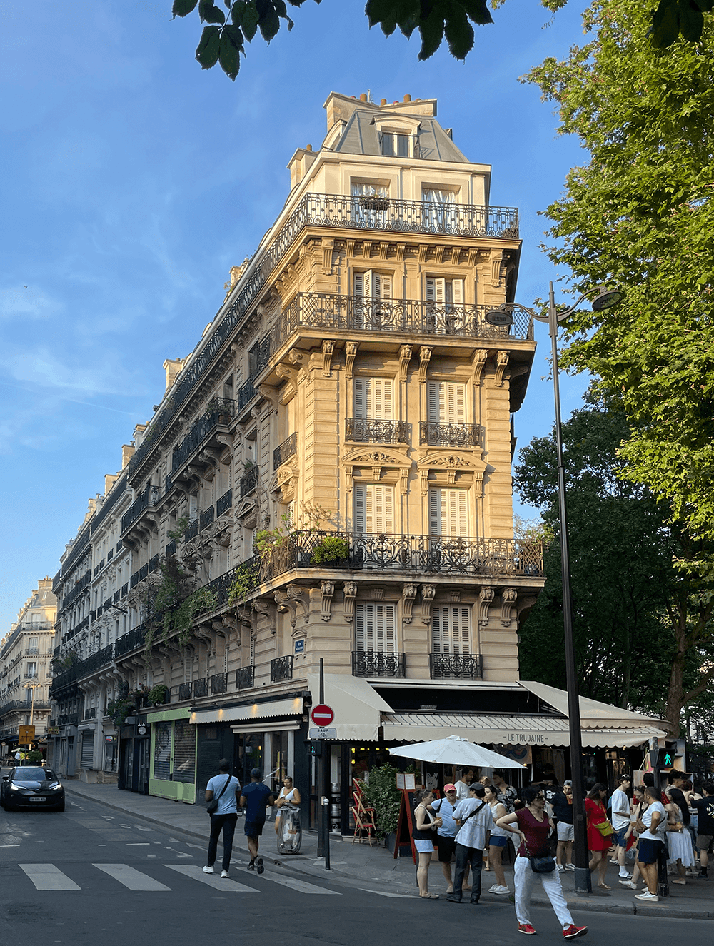 Architektur und sommerliche Atmosphäre in Paris während der Hitzewelle