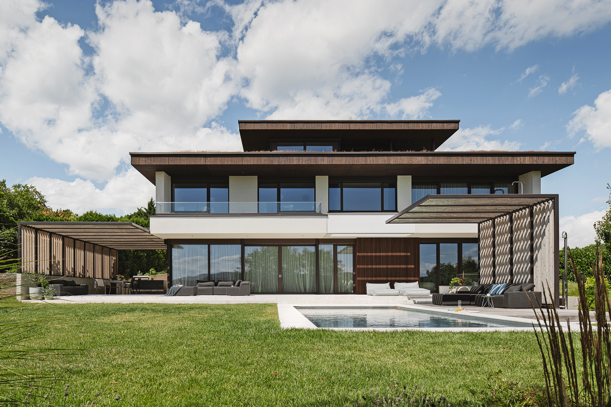 Sicht auf die Villa vom Garten aus bei Tag