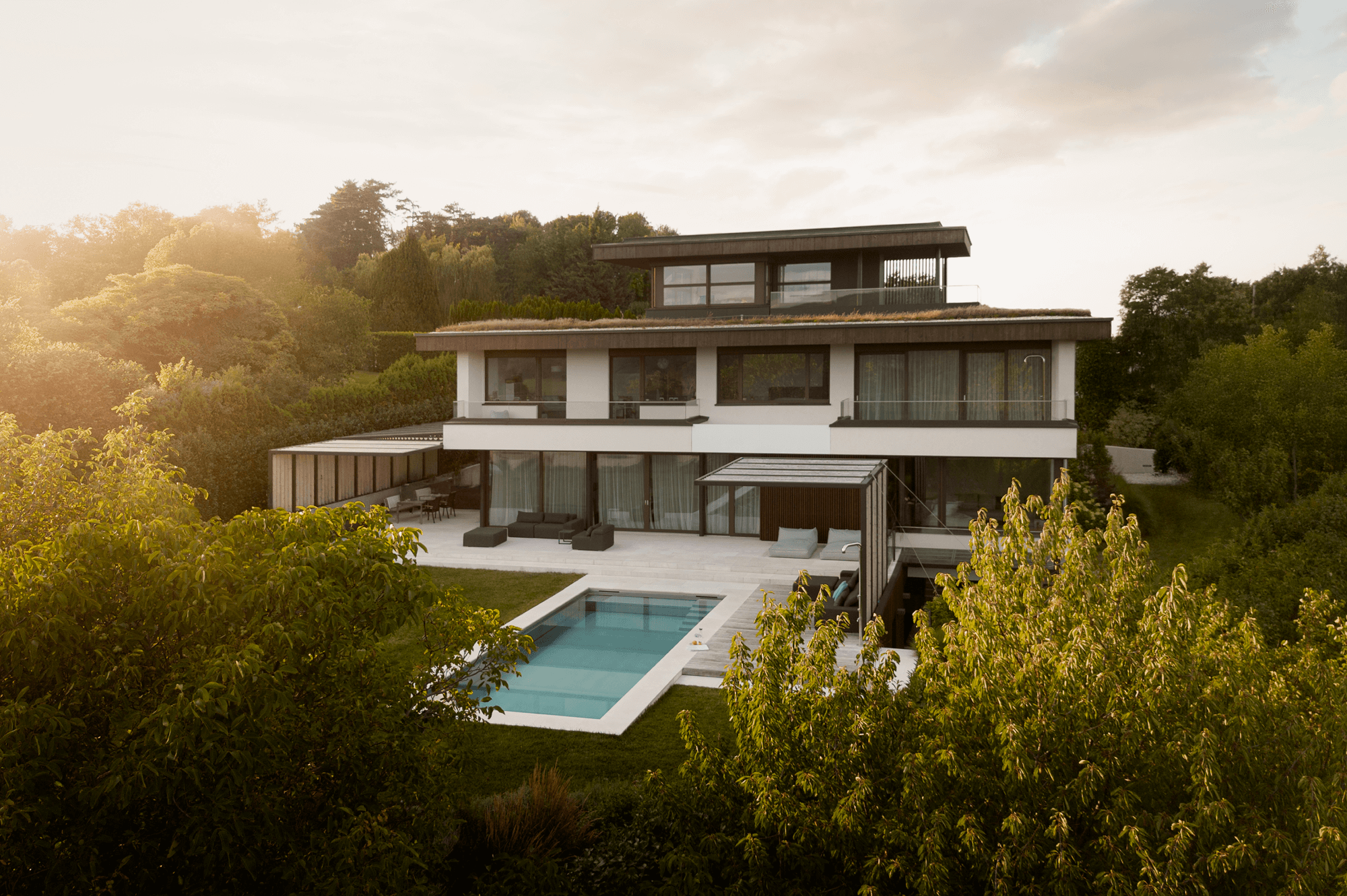 Drohnenaufnahme der Rückseite des Hauses mit Blick in den Garten