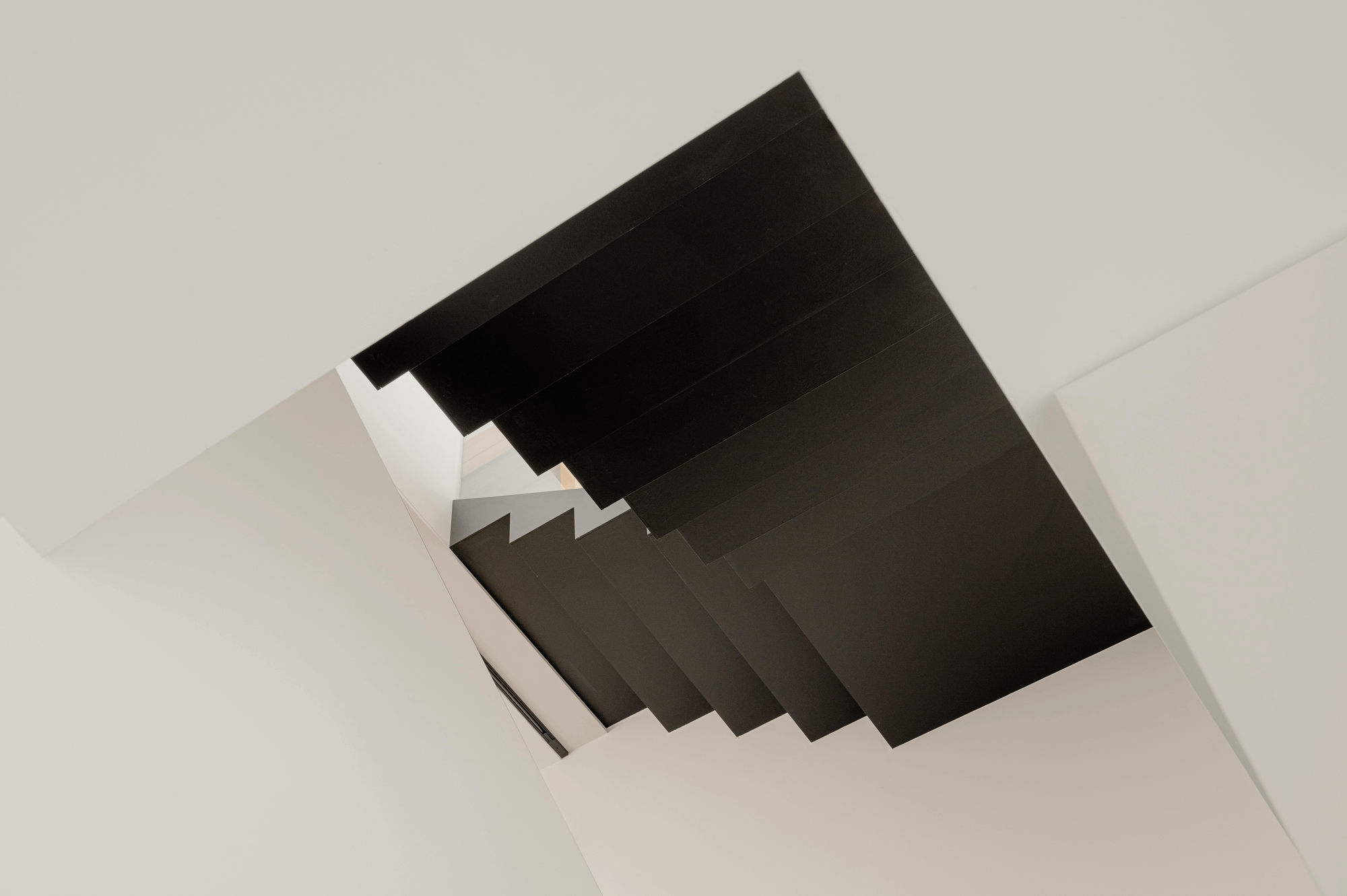 Blick von unten auf die Treppen im Treppenhaus