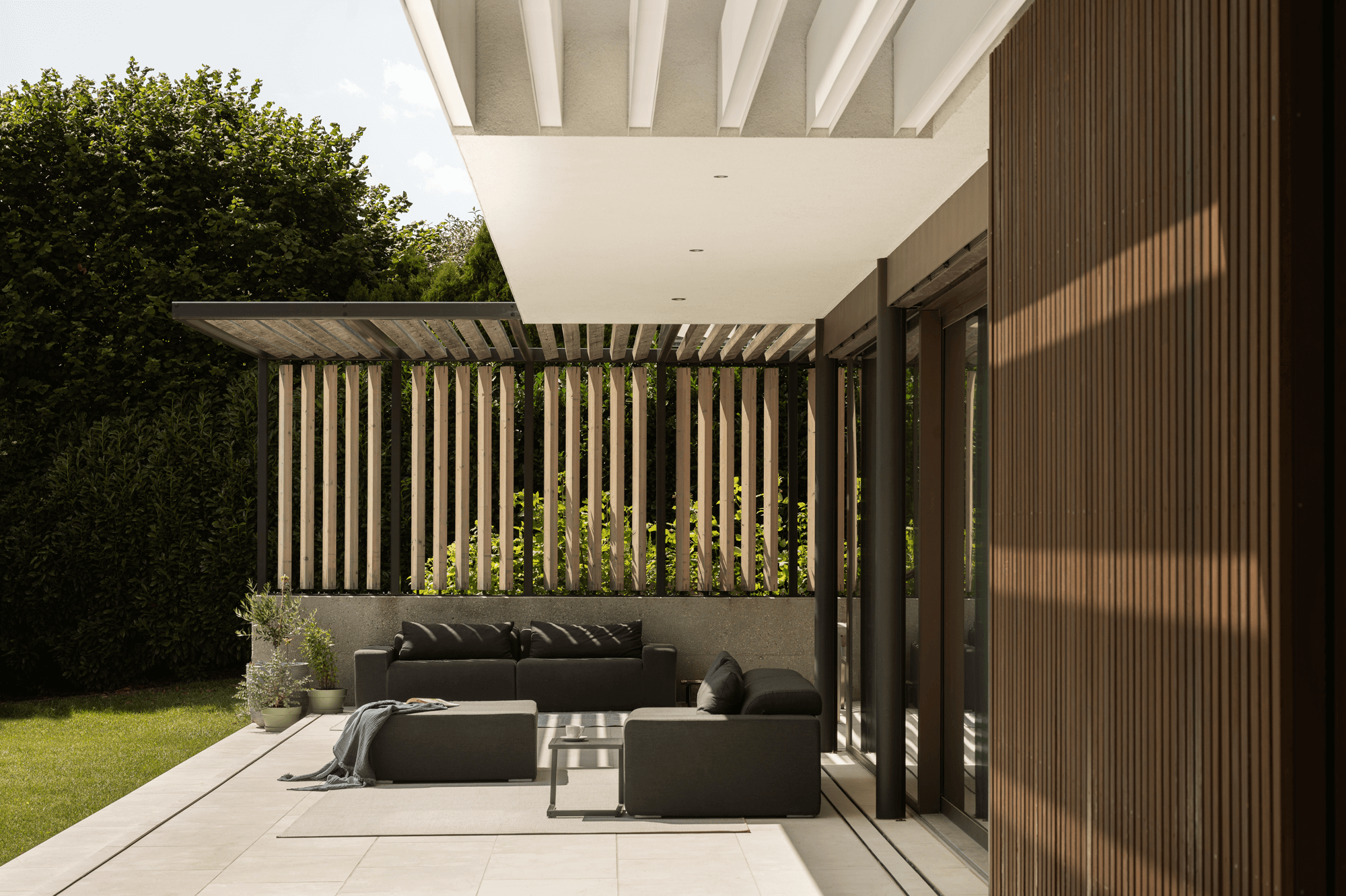 Zweiter überdachter Loungebereich direkt neben der Fassade auf der Terrasse