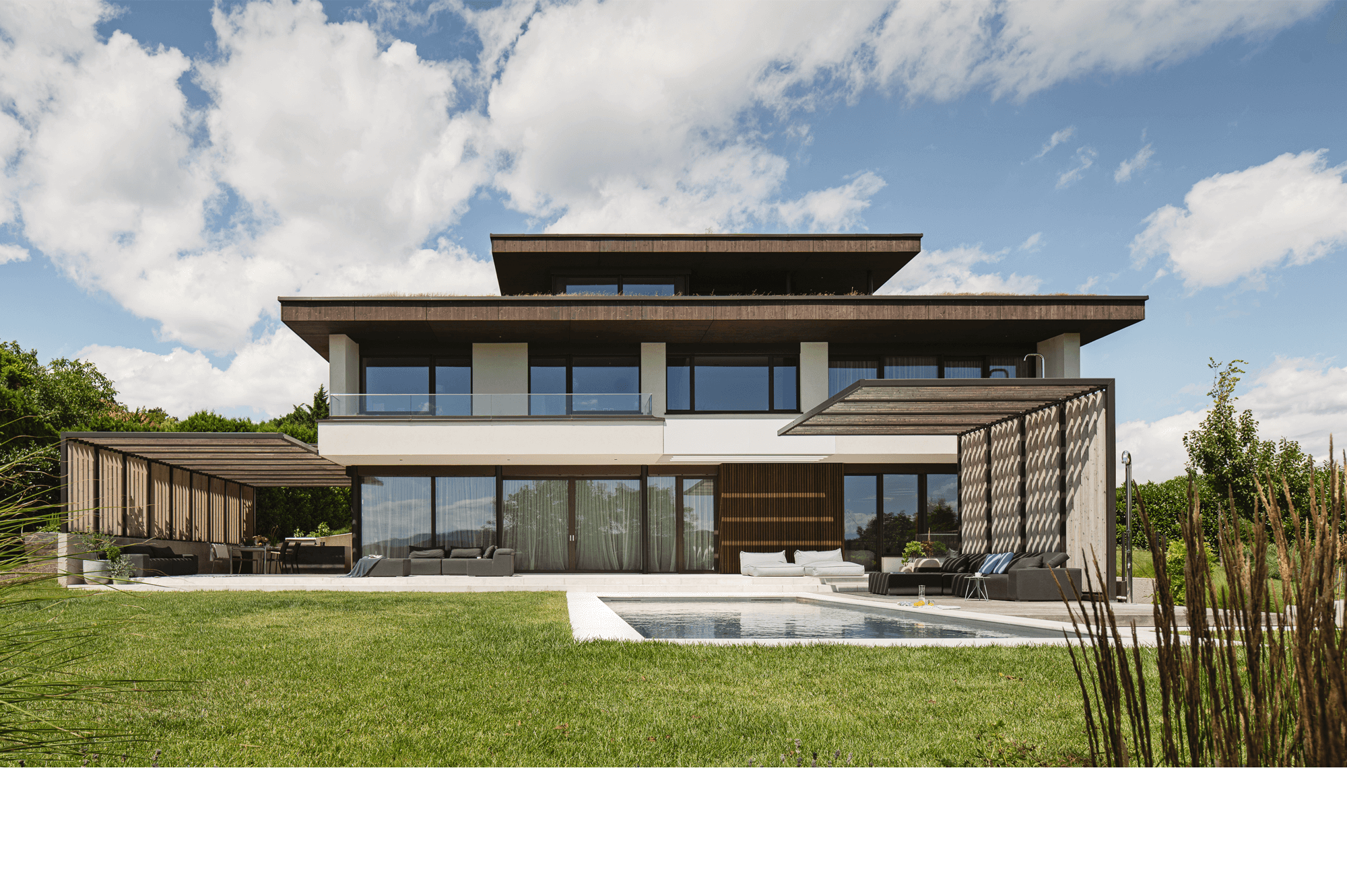 Sicht auf die Villa vom Garten aus bei Tag