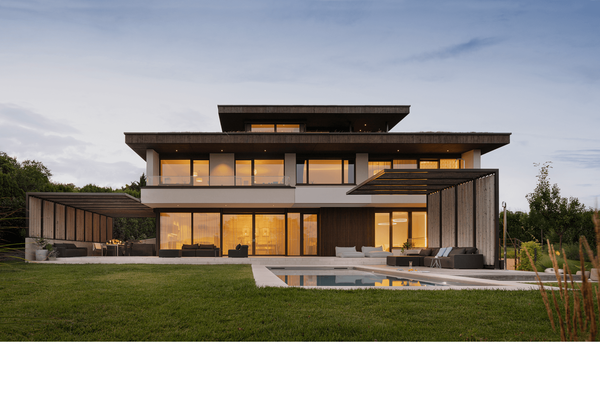 Sicht auf die Villa vom Garten aus bei Abenddämmerung