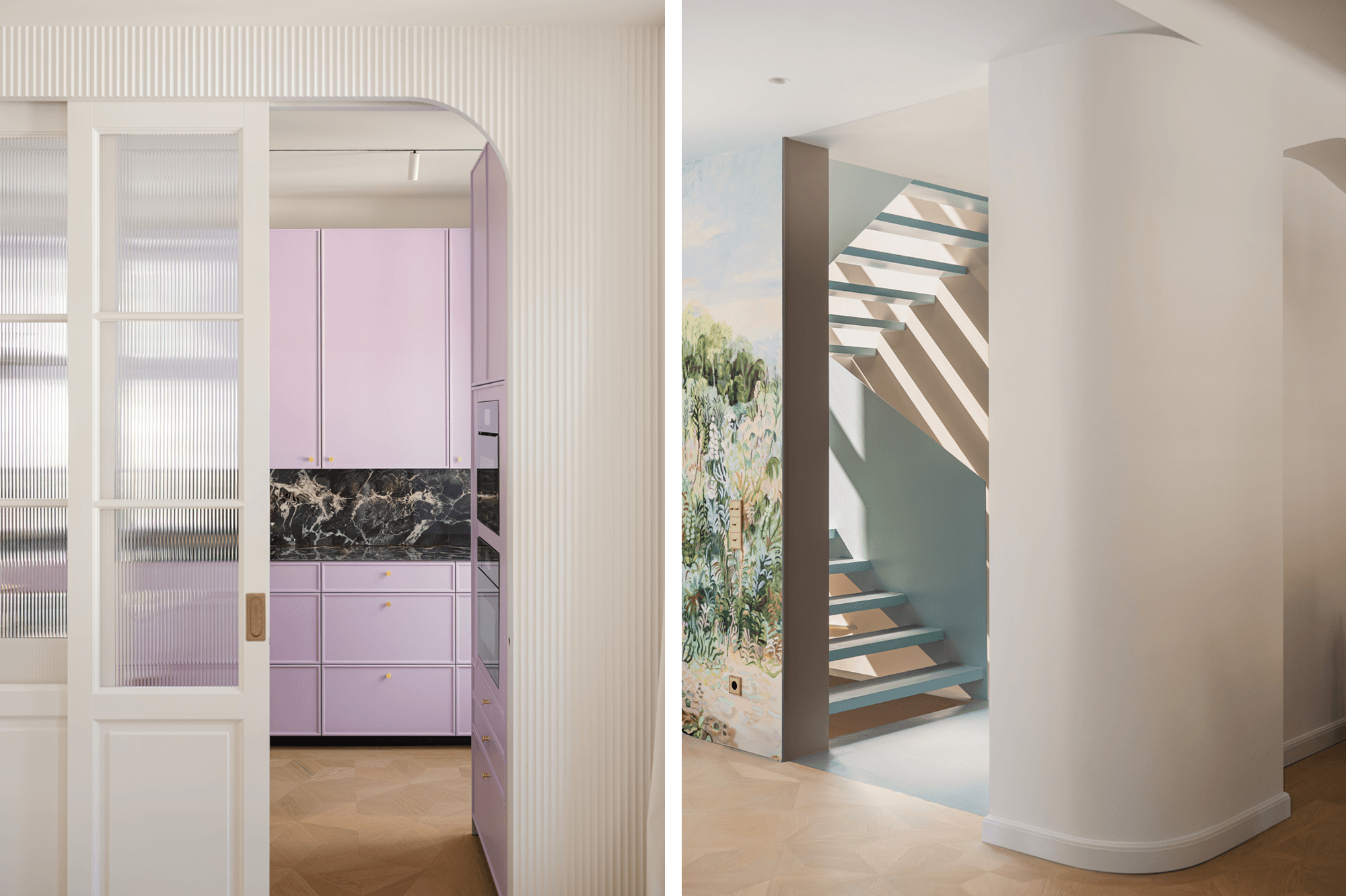 Collage: Rechts ein Blick auf den geschlossenen, aber in hellblau gehaltenen Treppenraum. Rechts eine abgerundete Ecke und links eine Wand mit Tapete auf der Pflanzen illustriert sind. Links ein abgerundeter Durchgang zur Küche. Die Schiebetüre ist halb geöffnet sodass man die Küche sehen kann.