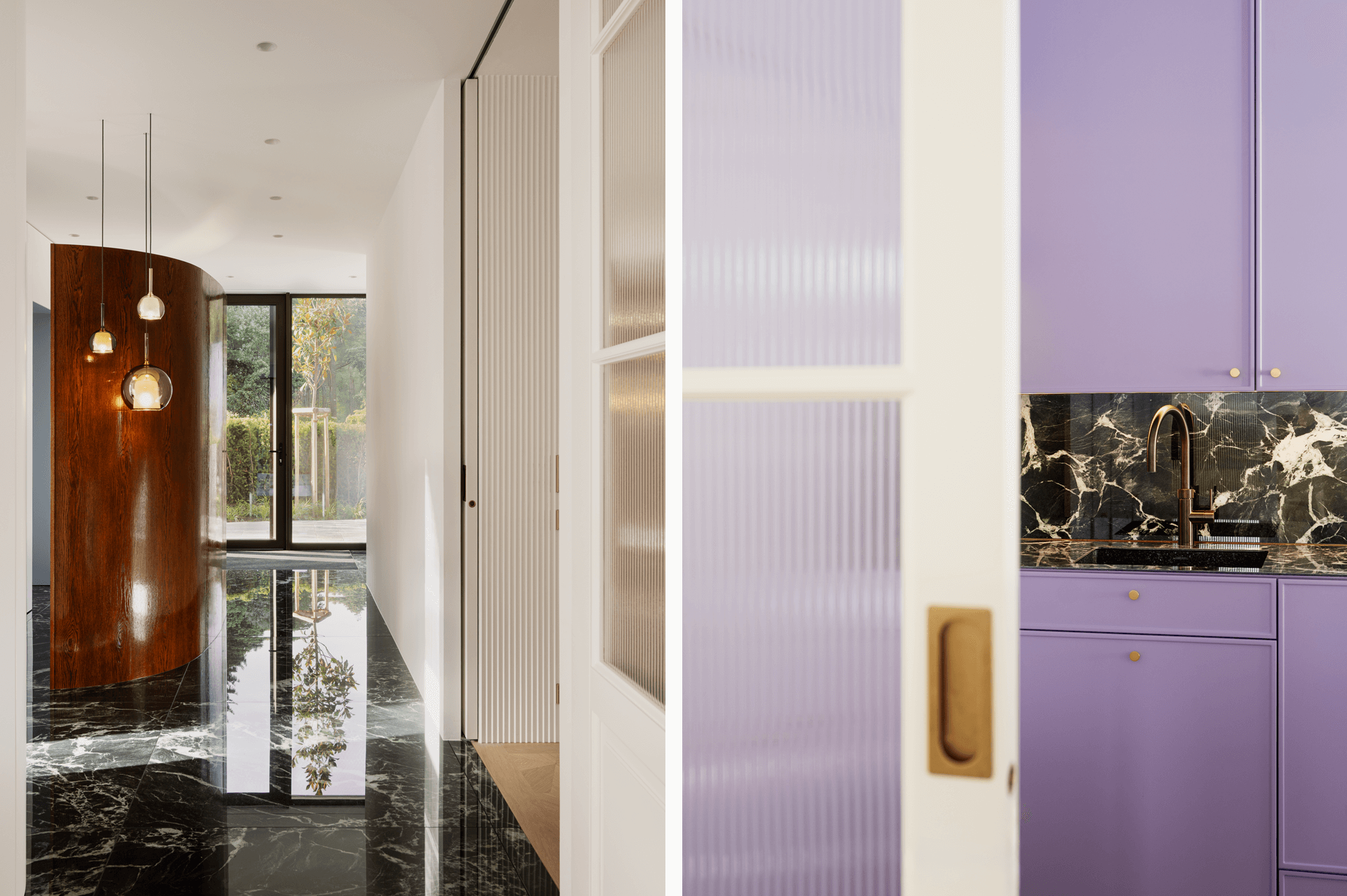 Collage: Rechts eine Nahaufnahme der Küchenarmatur, gesehen durch eine halb geöffnete Durchgangsschiebetür. Links ein Raum mit dunklen Marmorfliesen, die zur Küche passen, und direktem Blick in den Garten. In der Raummitte steht eine abgerundete Trennwand aus dunklem, rötlichem Holz.