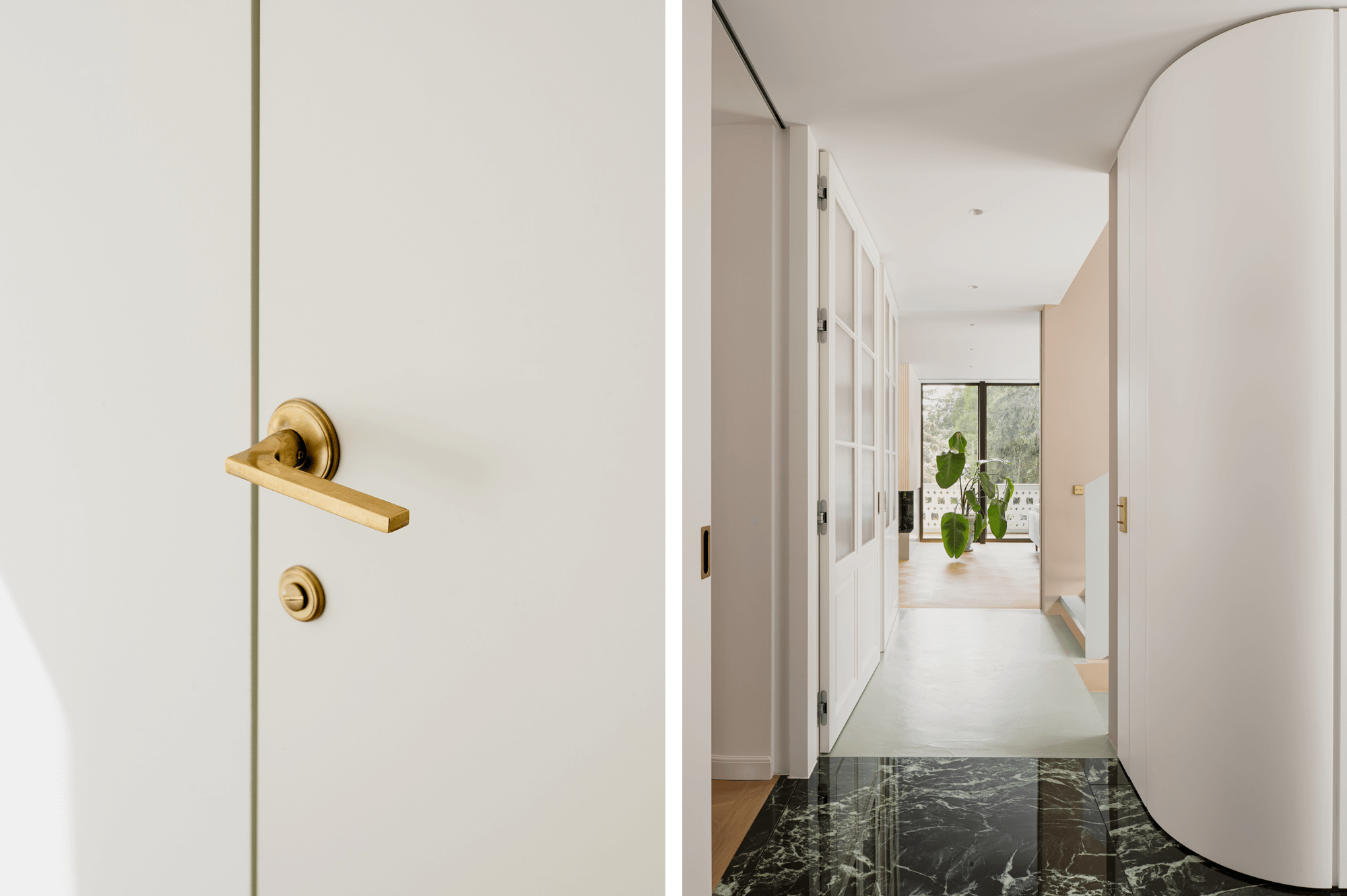 Collage: Rechts der Blick durch den Treppenraum ins Wohnzimmer, wobei drei unterschiedliche Bodenbeläge der durchlaufenden Räume sichtbar sind. Links eine Nahaufnahme einer Messing-Türklinke. Die weiße Tür schließt bündig, sodass keine hervorstehenden Kanten sichtbar sind.